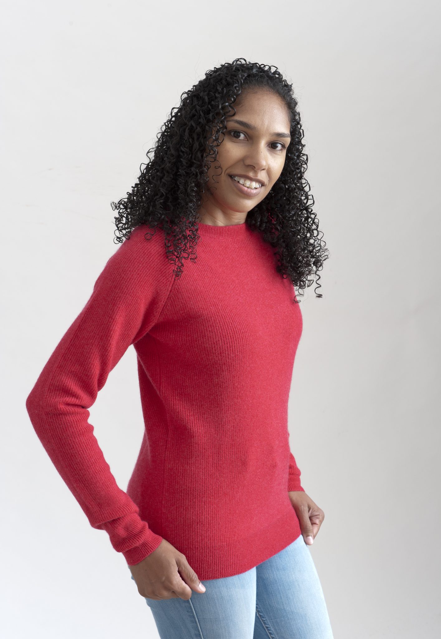 Ribbstickad sweater i 100% kashmir med raglanärm i röd