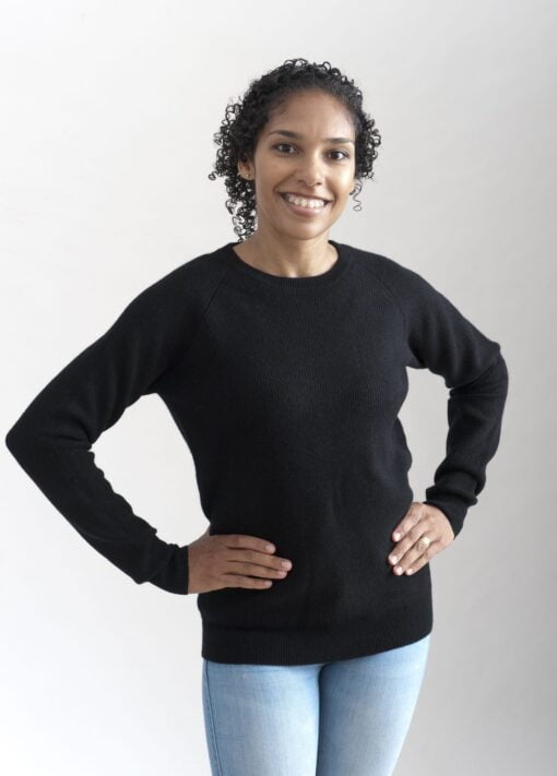 Ribbstickad sweater i 100% kashmir med raglanärm i svart
