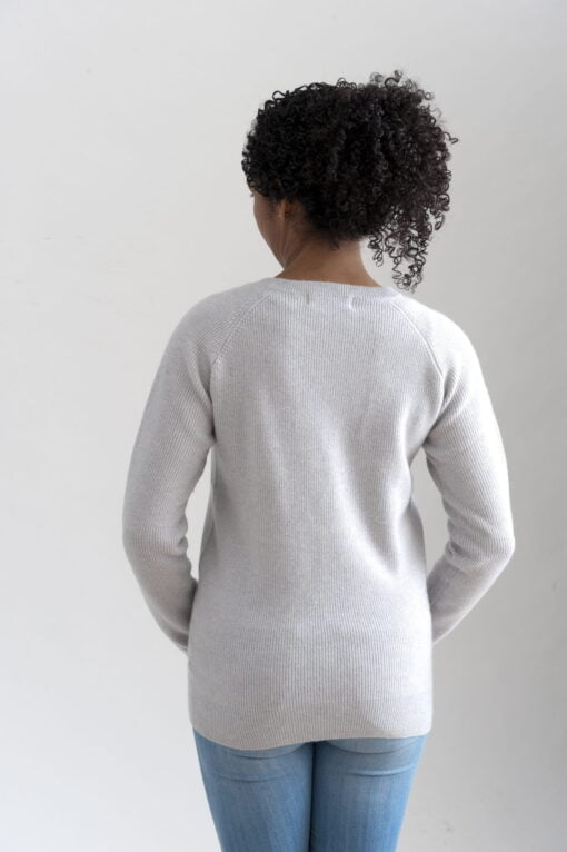 Ribbstickad sweater i 100% kashmir med raglanärm ljusgrå