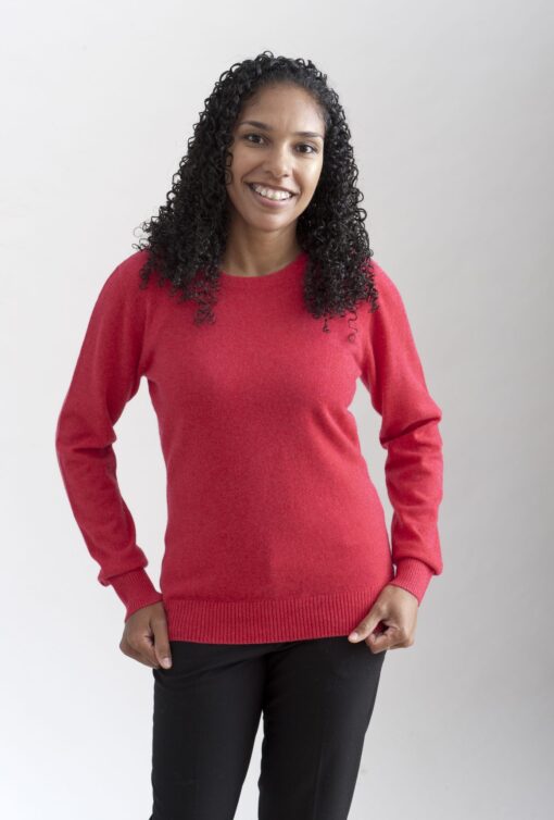 Rosaröd rundhalsad sweater i 100% kashmir. Ett prisvärt basplagg för garderoben.