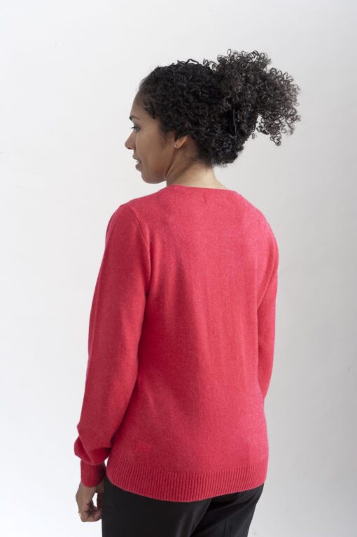 Röd rundhalsad sweater i 100% kashmir. Ett prisvärt basplagg för garderoben.