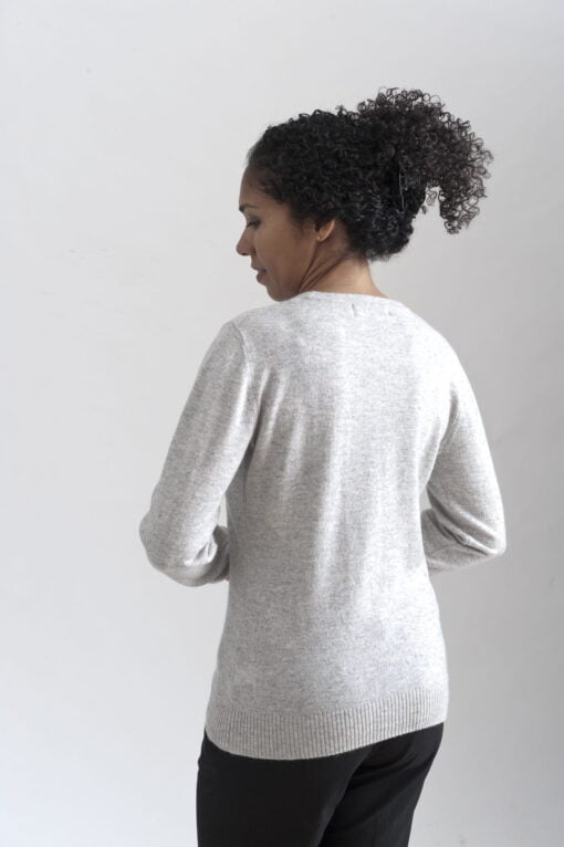 Grå rundhalsad sweater i 100% kashmir. Ett prisvärt basplagg för garderoben