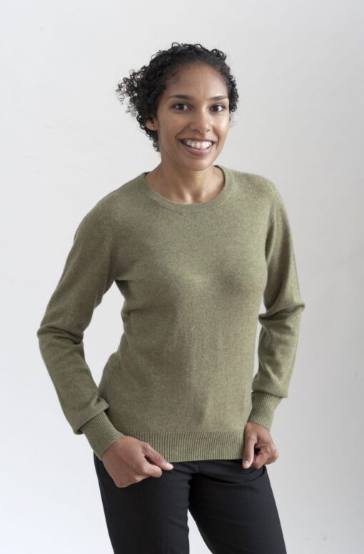 Rundhalsad sweater i 100% kashmir. Ett prisvärt basplagg för garderoben.