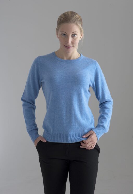 Blå rundhalsad sweater i 100% kashmir. Ett prisvärt basplagg för garderoben.