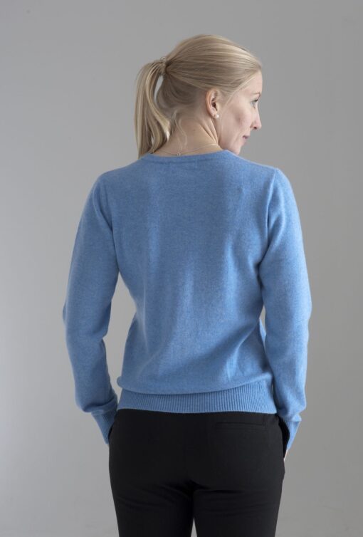 Rundhalsad sweater i 100% kashmir. Ett prisvärt basplagg för garderoben.