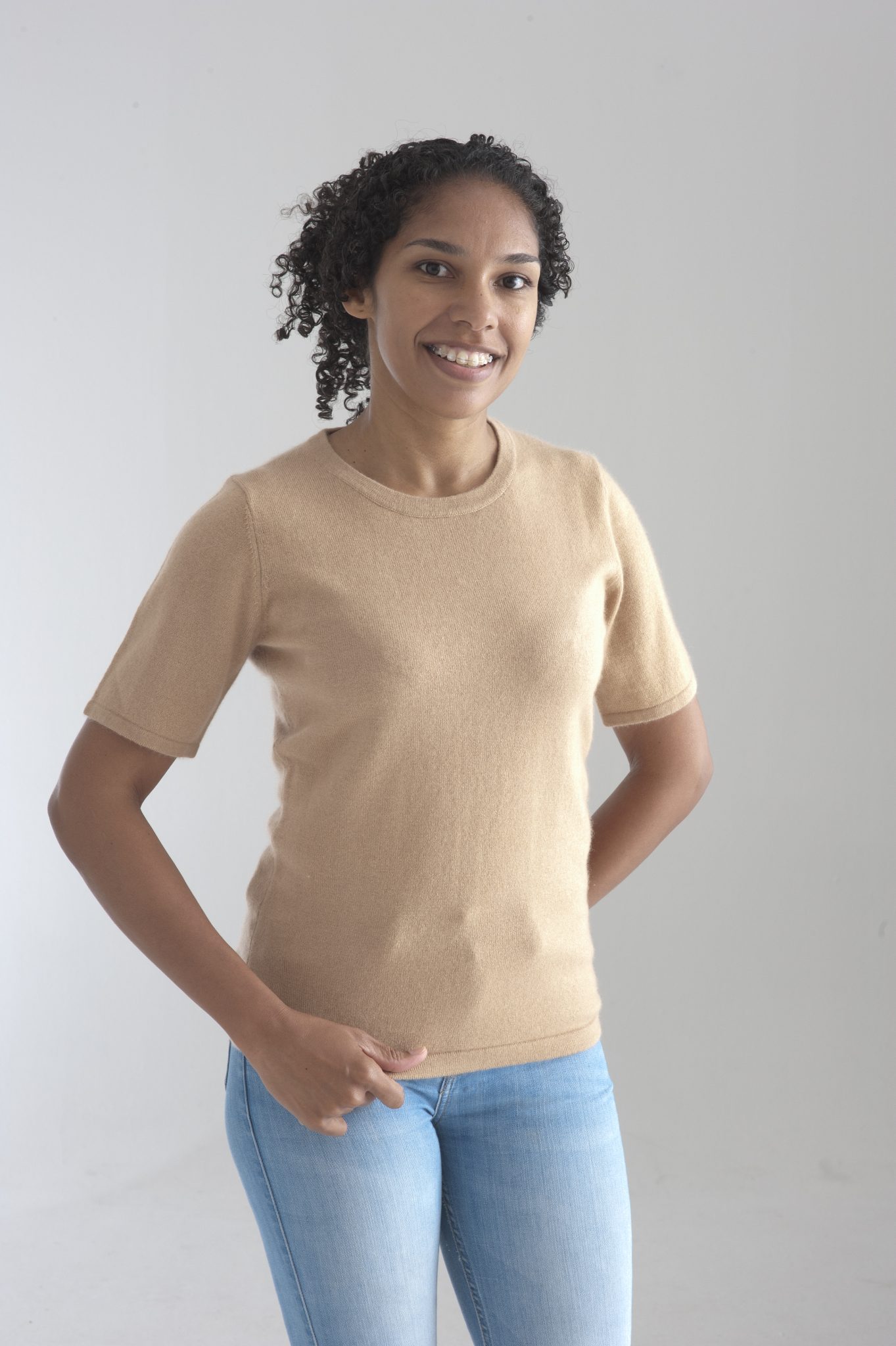 Rundhalsad tröja med kort ärm stickad i en blandning av silke och kashmir. Ljusbrun