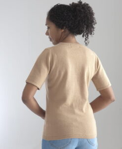 Rundhalsad tröja med kort ärm stickad i en blandning av silke och kashmir. Sand färgad
